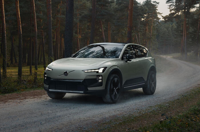 AKQA0130 EX60CC PR Front 3 4 Nature