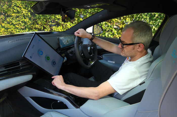 BYD Seal spinning screen