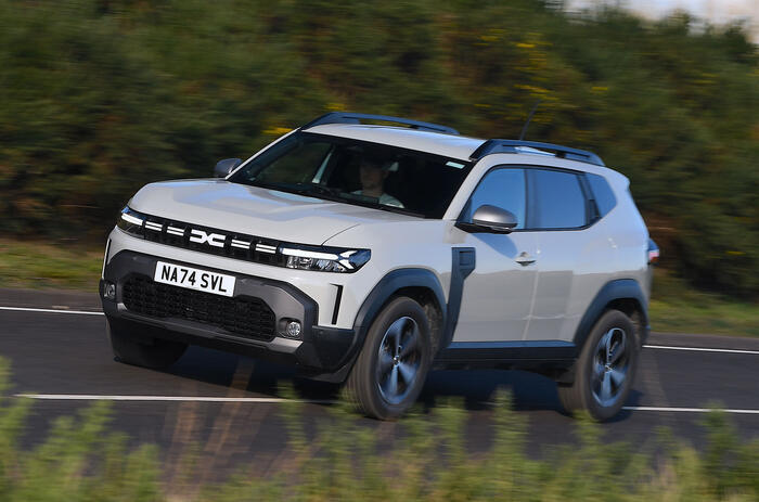 Dacia Duster front quarter tracking