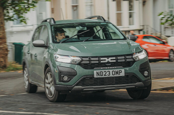 Dacia Sandero Stepway front quarter tracking
