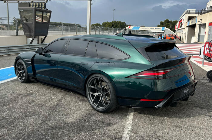 Genesis G90 Wingback rear quarter