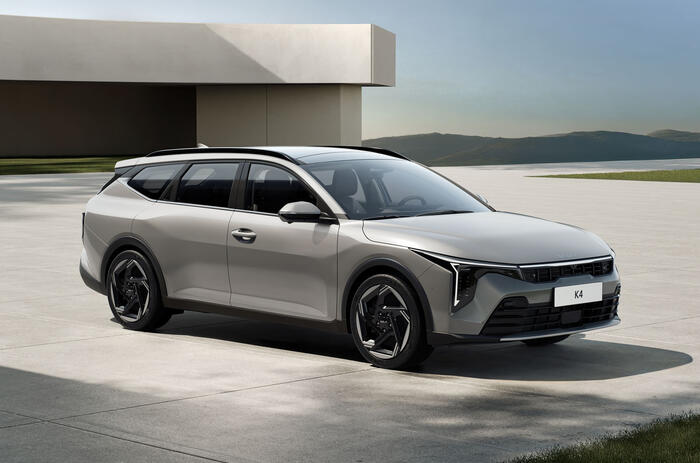 Kia K4 Sportswagon front quarter