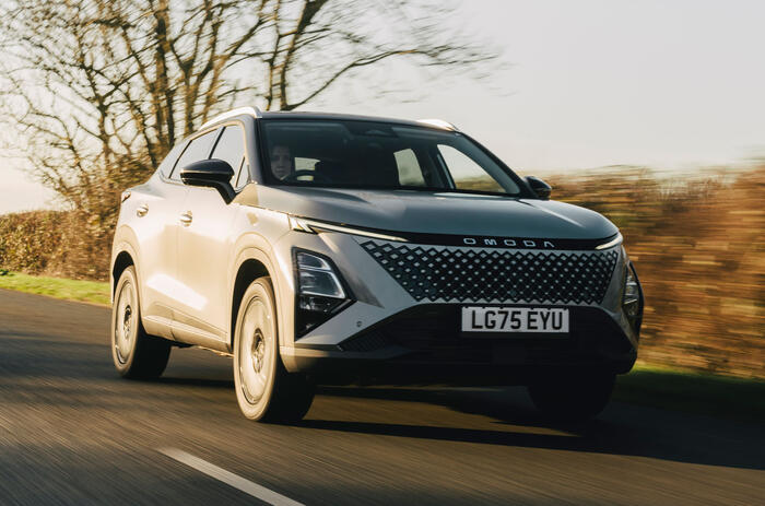 Omoda 5 hybrid front quarter tracking