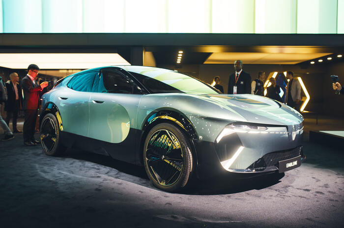 Renault Embleme front quarter