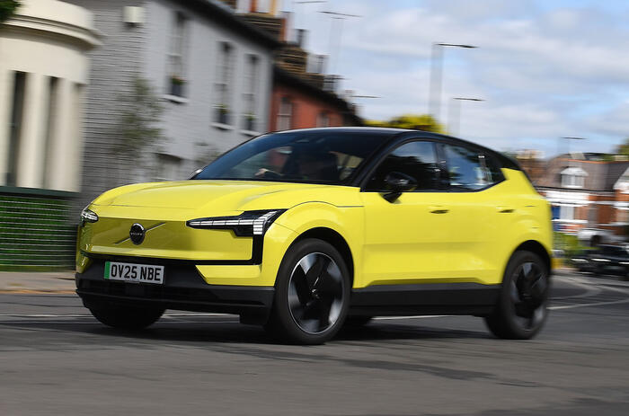 Volvo EX30 front quarter tracking