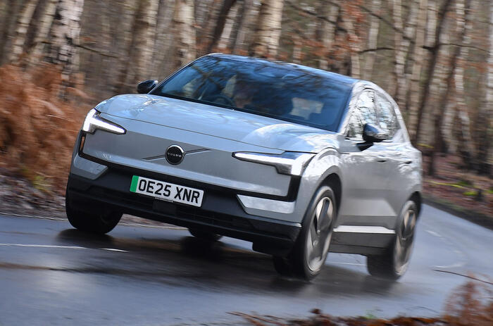 Volvo EX30 front quarter tracking