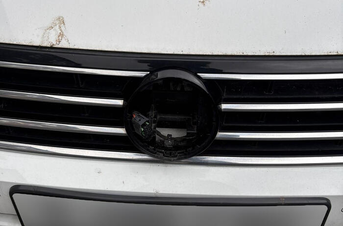 VW badge theft0