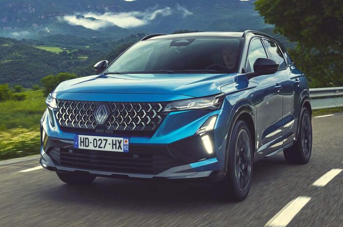 Renault Austral 2025–front cornering dynamic