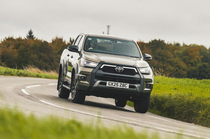 toyota hilux invincible 2025 jh 23