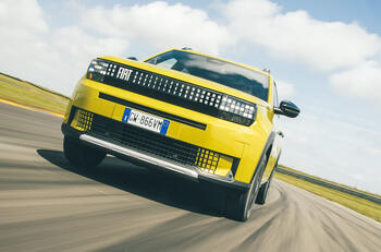 Fiat Grande Panda front quarter tracking