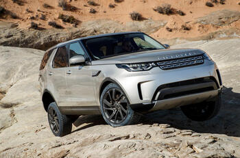 2017 Land Rover Discovery off-roading