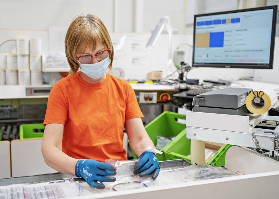 1 Car factory worker in ppe