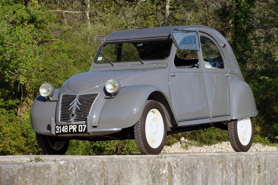 11 1949 Citroen 2cv stationary front