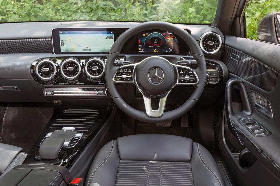 14 Mercedes benz a class 2018 rt dashboard 0