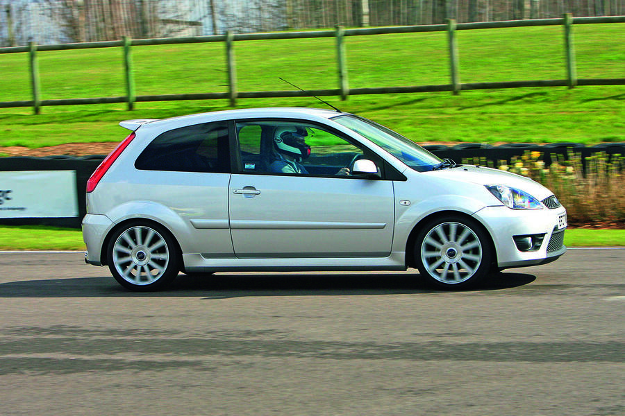 17 Ford fiesta st side