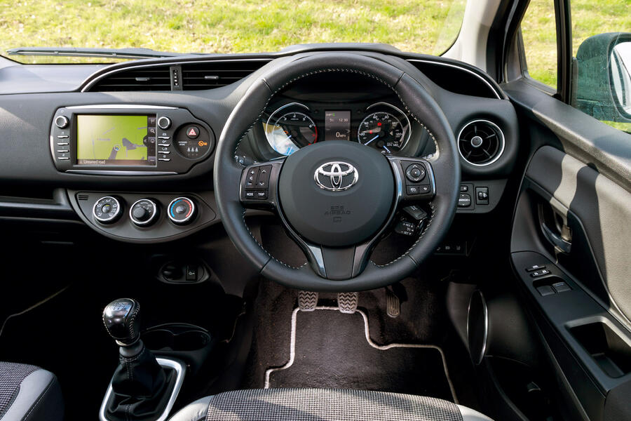 18 Toyota yaris interior
