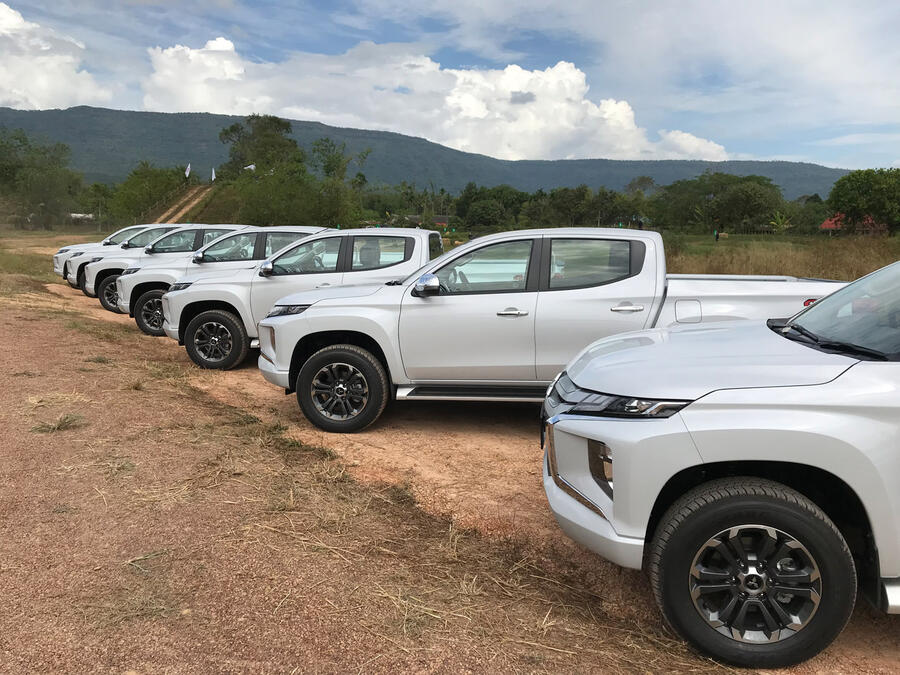 19 Mitsubishi l200 static side