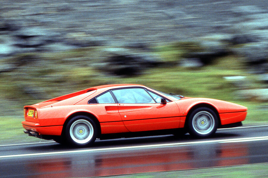 2 Ferrari 308 gtb side
