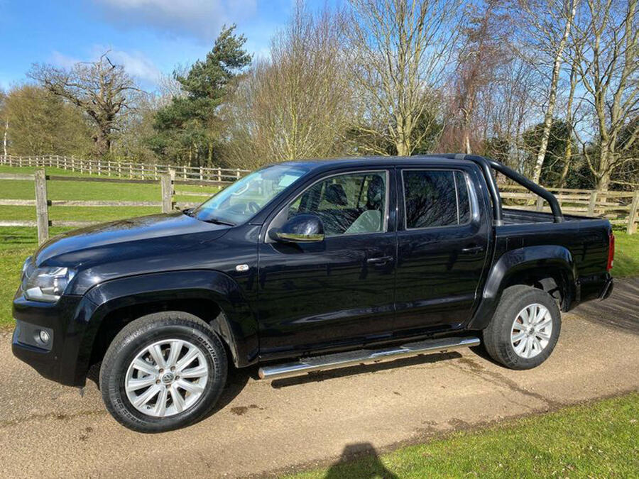 2 Volkswagen amarok static side