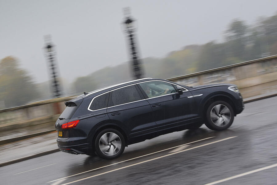 2 Volkswagen touareg 2019 lt hero side