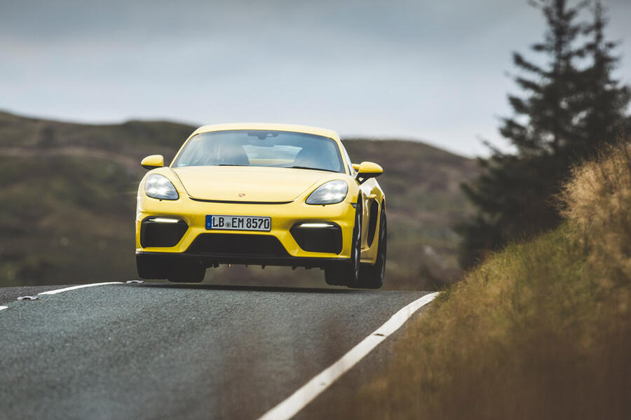 20 Porsche 718 cayman gt4 hero front