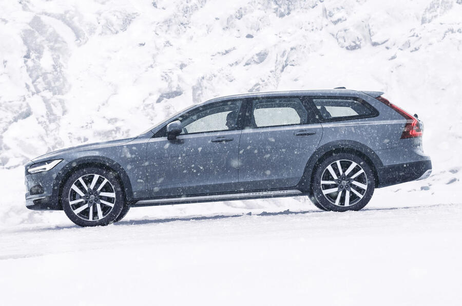262611 The refreshed volvo v90 b6 awd cross country in thunder grey