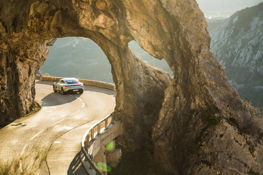 28 Porsche taycan turbo s