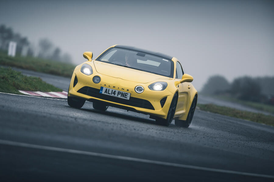 29 Luc renault alpine nissan gtr nismo toyota yaris gr 2021 0107