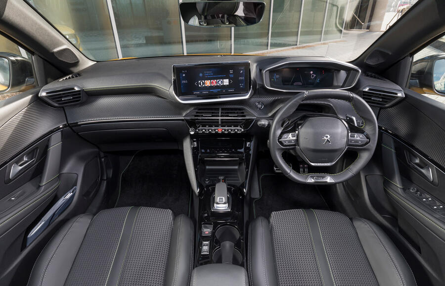 34 Peugeot e 208 interior