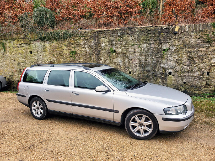 3 Volvo v70 stationary side