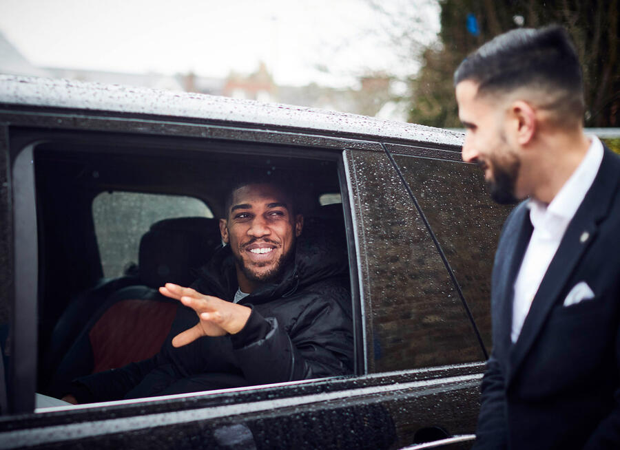 4 Anthony joshua in range rover