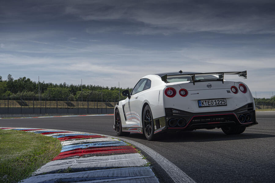 76 Nissan gt r nismo 2020 static rear