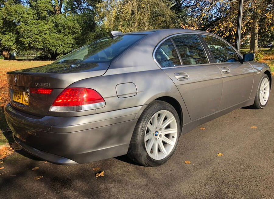 7 Bmw 745i se auto stationary side