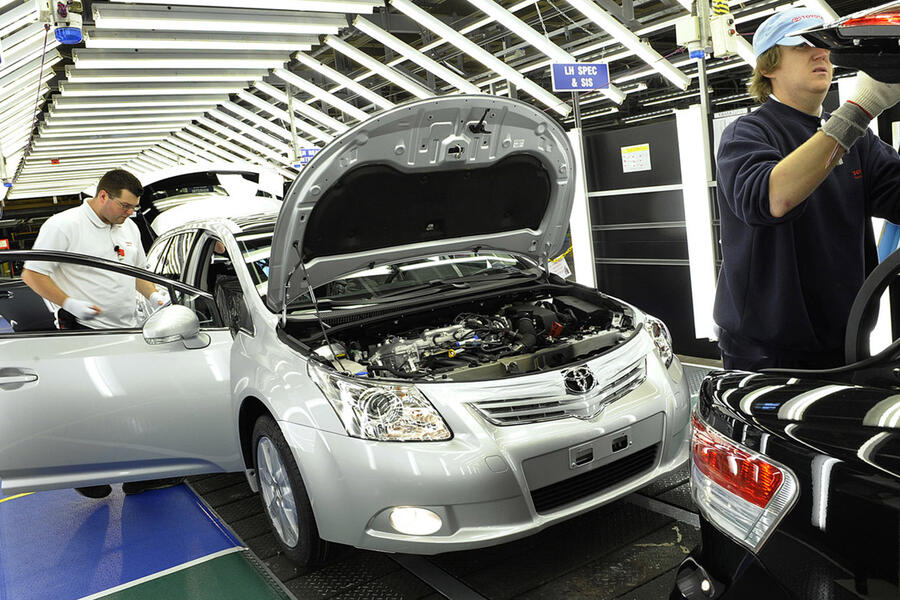 8 Toyota avensis static front
