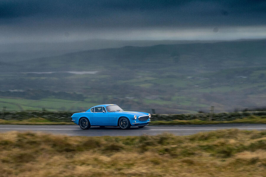 85 Cyan volvo p1800 feature drive otr side