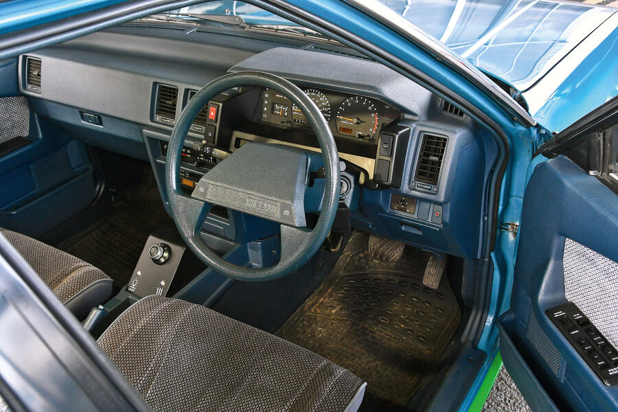 93 Nissan sunderland bluebird ev feature interior