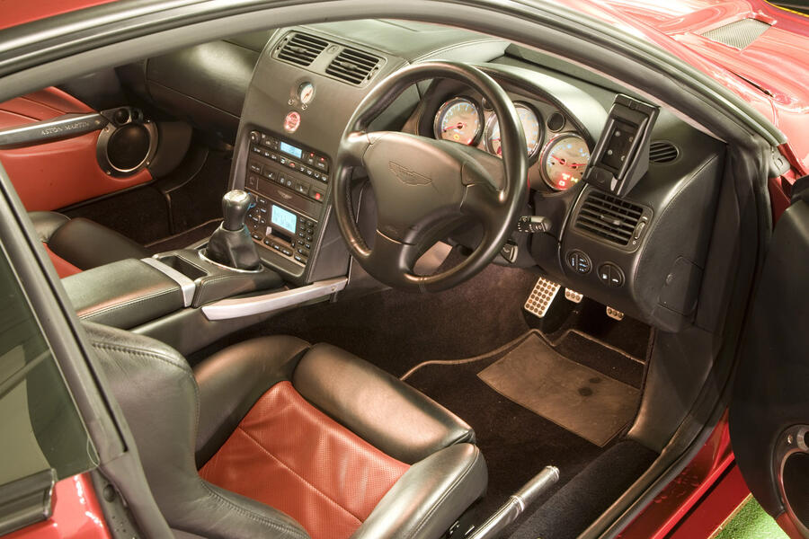 9 Aston martin vanquish12