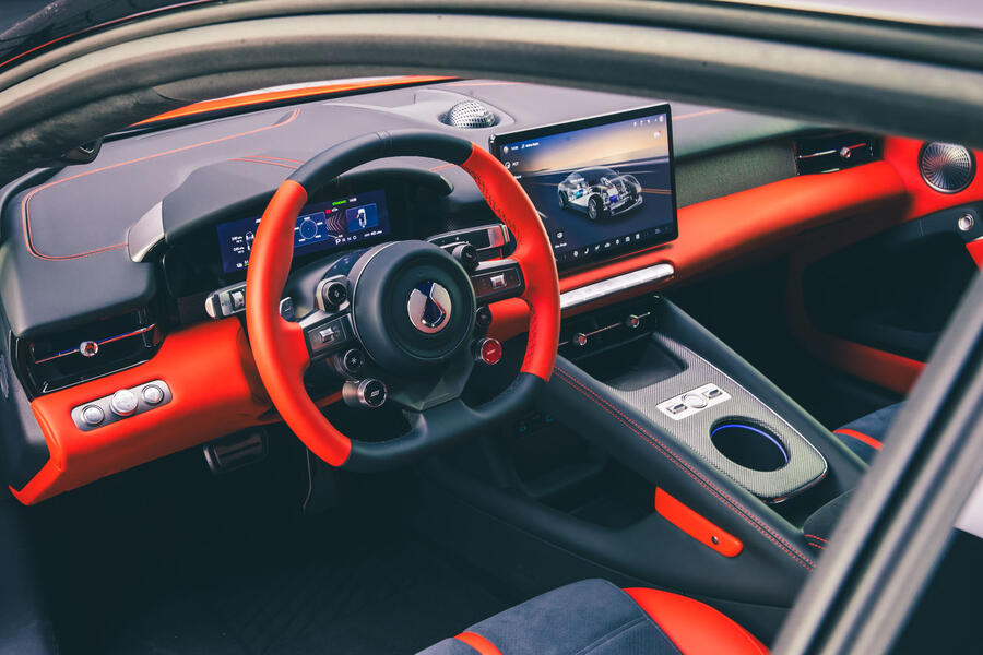 Denza Z Coup&eacute; interior