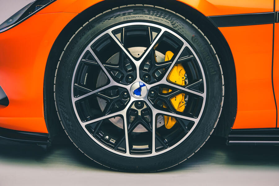 Denza Z Coup&eacute; wheel