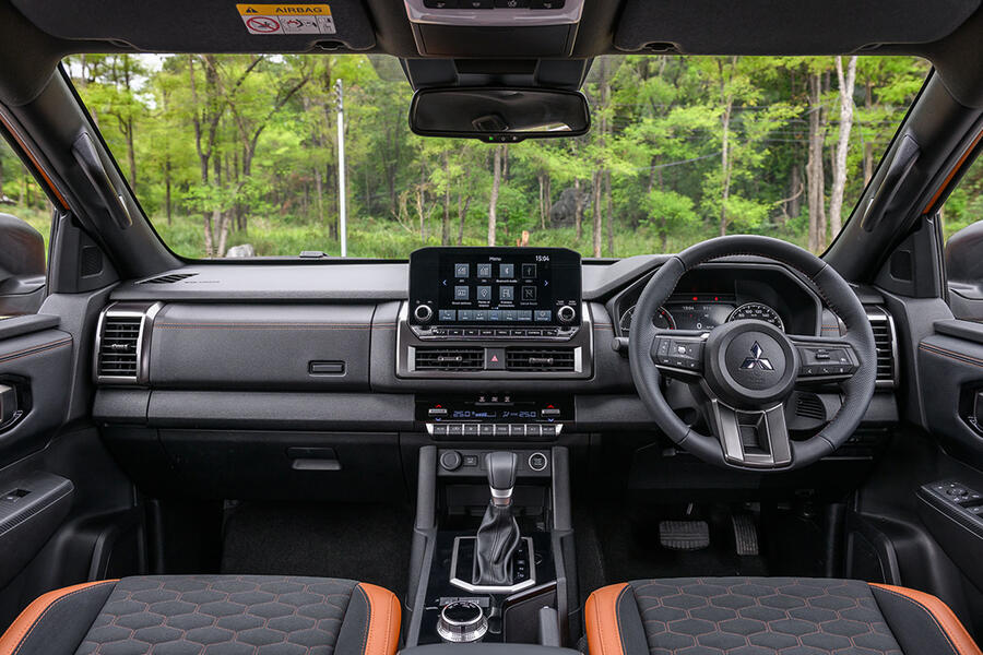 Mitsubishi L200 dashboard