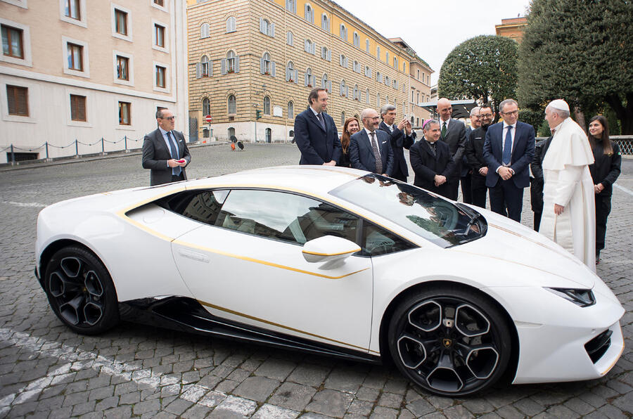 Pope lamborghini huracan 1