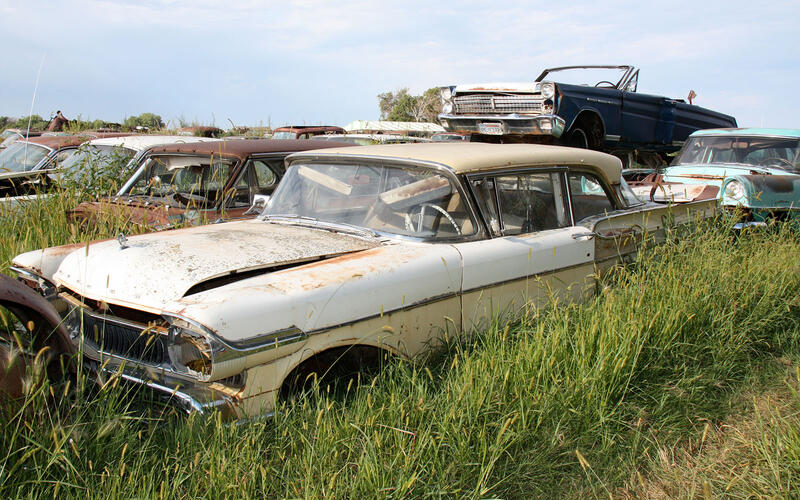 Oakleaf Old Cars of Hartford, South Dakota was formed in the 1950s, when Donnas Oakleaf purchased the state's first crusher. 