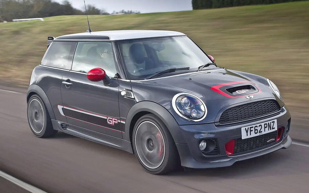 While it’s easy to time your acceleration and walk away with a rough 0-62mph time, there are more competitive ways to put your car’s performance to the test: drag racing.  While it’s easy to time your acceleration and walk away with a rough 0-62mph time, there are more competitive ways to put your car’s performance to the test: drag racing.