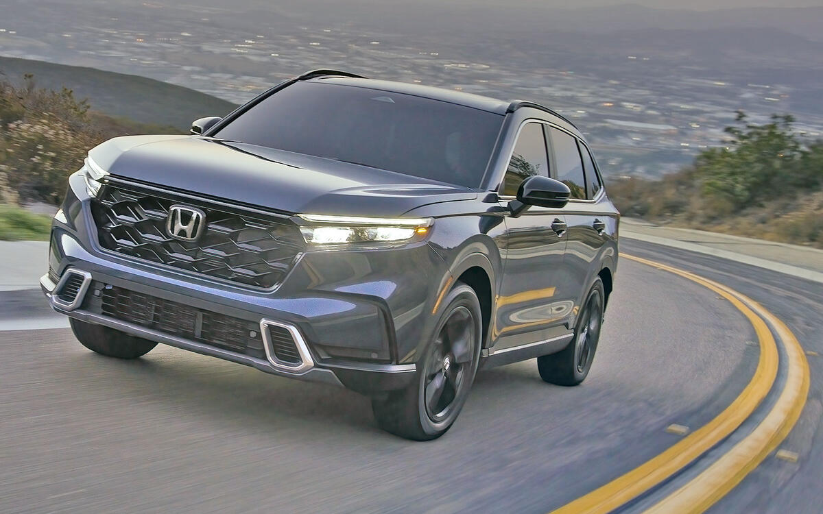 2022 will serve as a wake-up call for many car manufacturers as global sales of many popular models reduced by significant percentages compared to the previous year. 