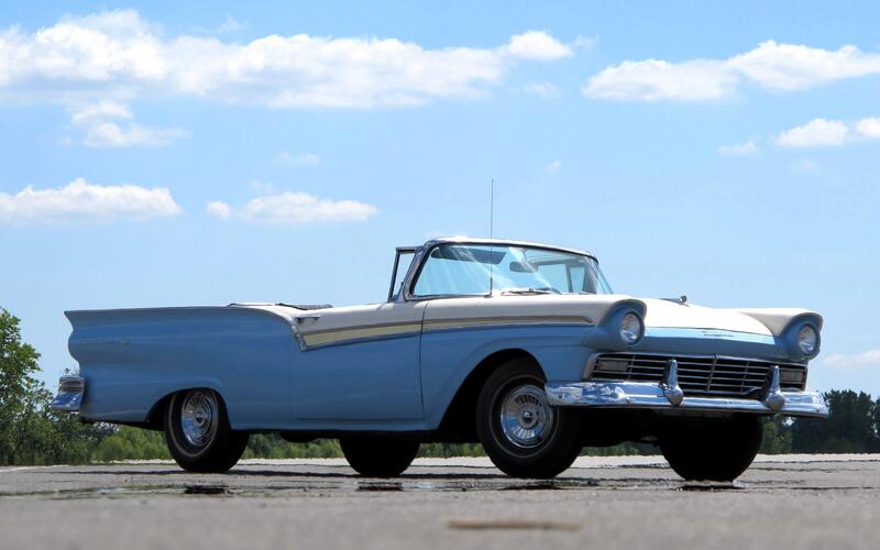 Ford Fairlane 500 Skyliner (1957)