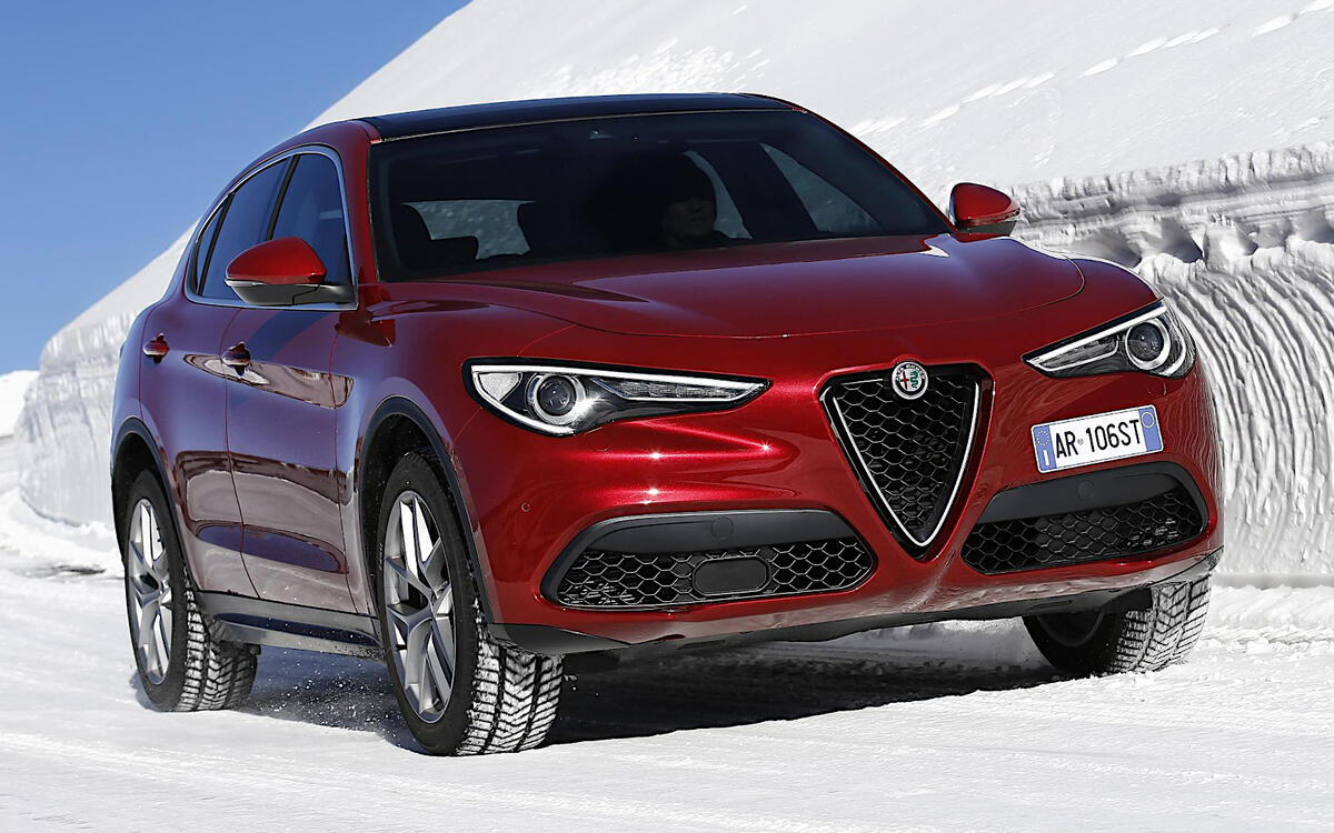 Alfa Romeo: Stelvio Alfa Romeo: Stelvio