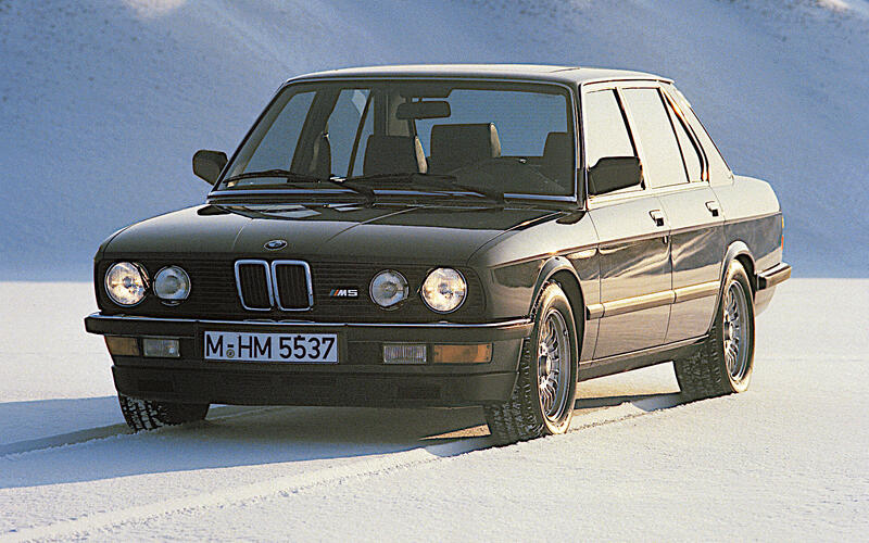 BMW M5 (1984) BMW M5 (1984)