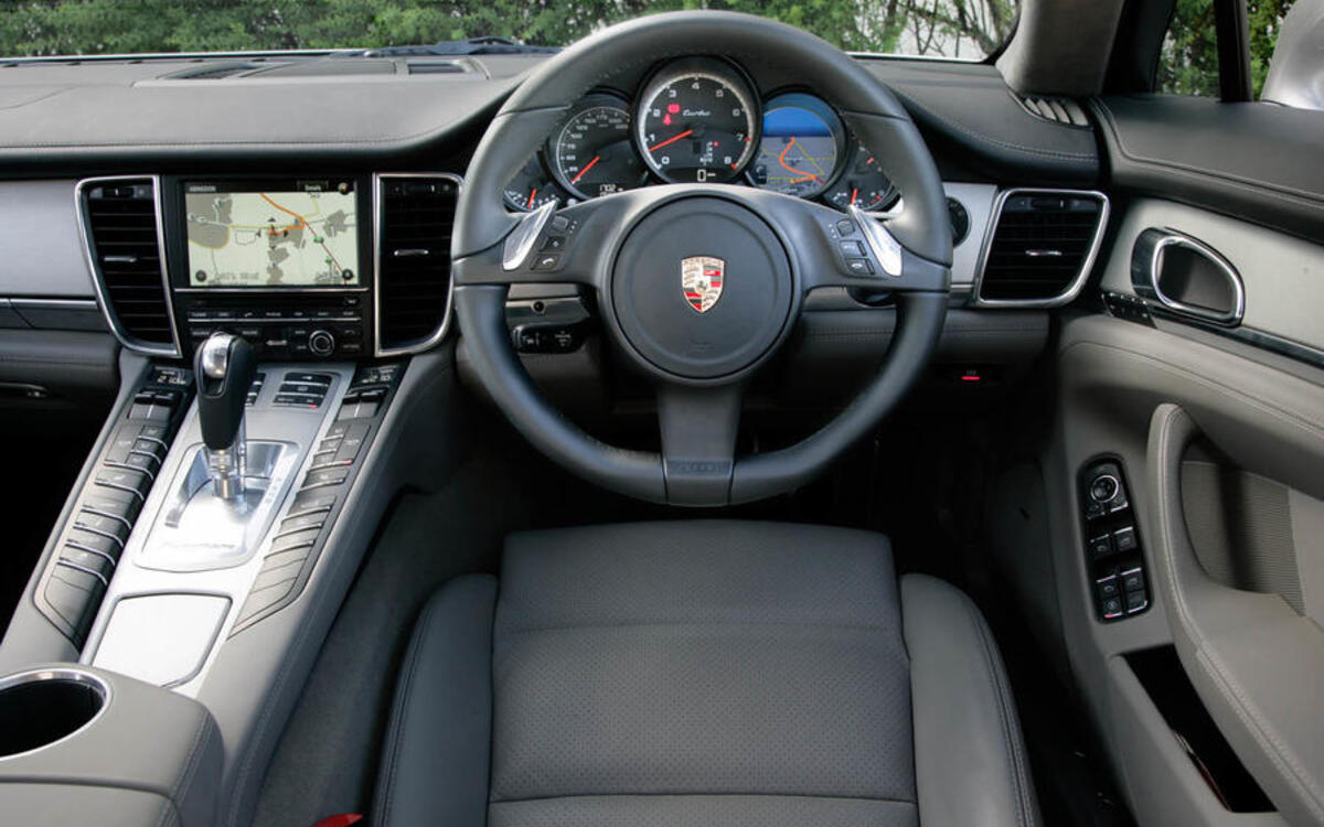 6: Porsche Panamera - interior 