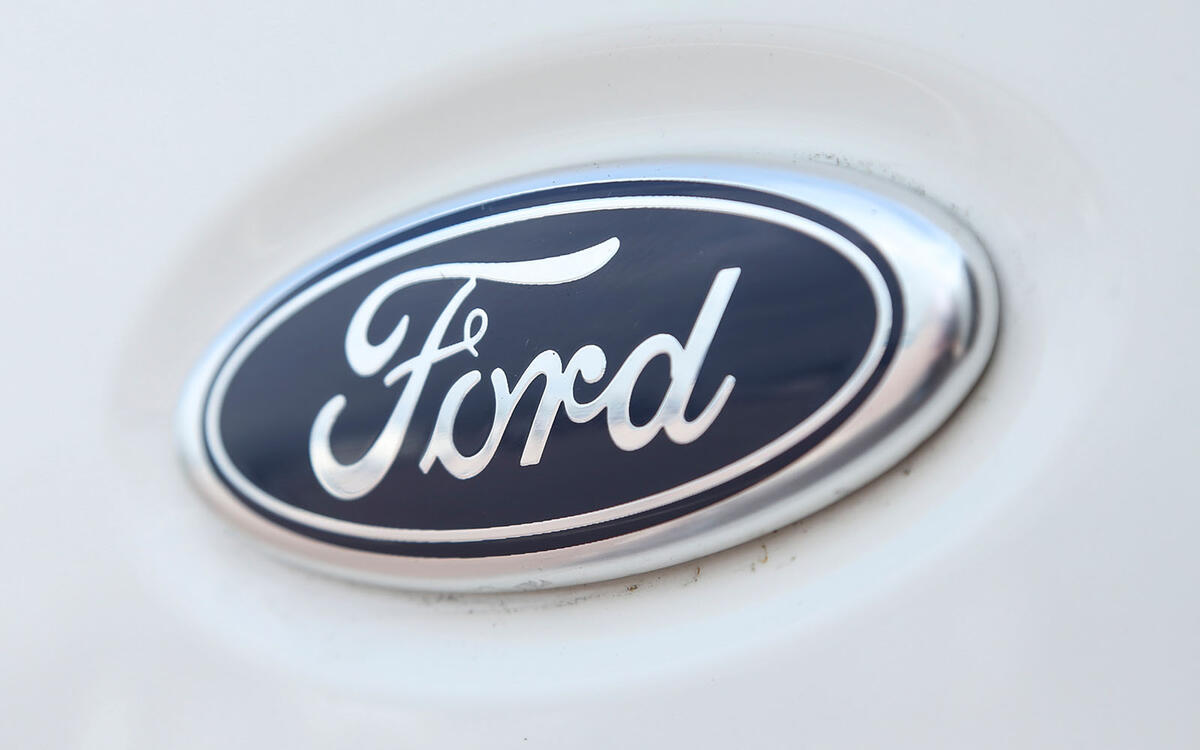 2000 - Land Rover changes hands 2000 - Ford assumes ownership