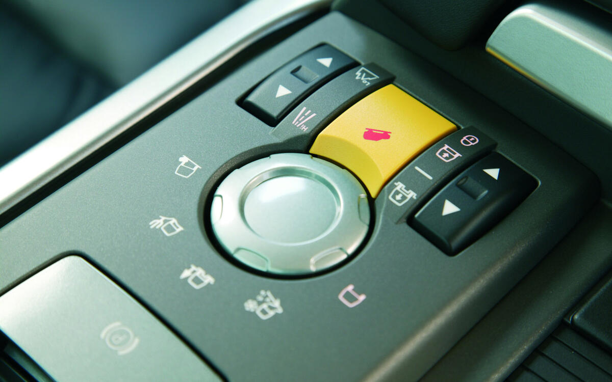 2006 - Diesel V8 power arrives Range Rover 2006 - Terrain Response